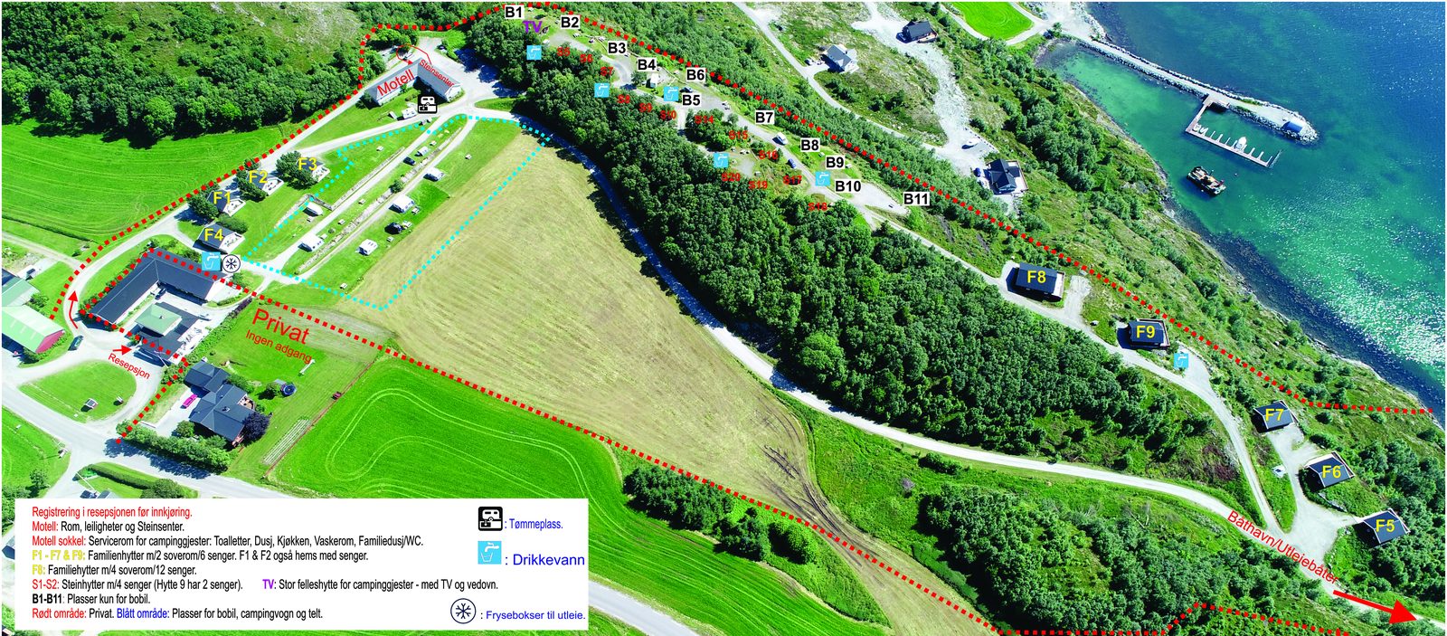Leka Motell og Camping med båthavn og rødfarget fjellandskap i bakgrunnen