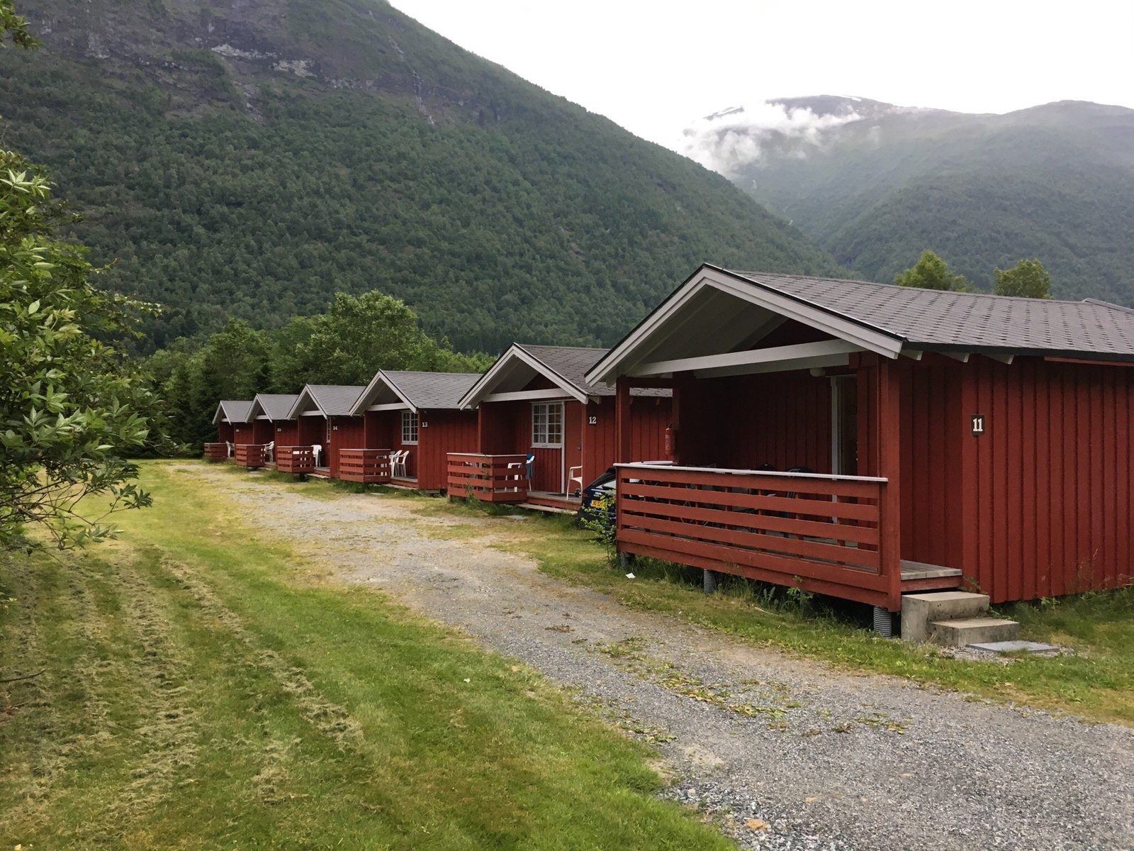 Lo-Vik Camping ved Innvikfjorden i Loen med hytter og campingvogner