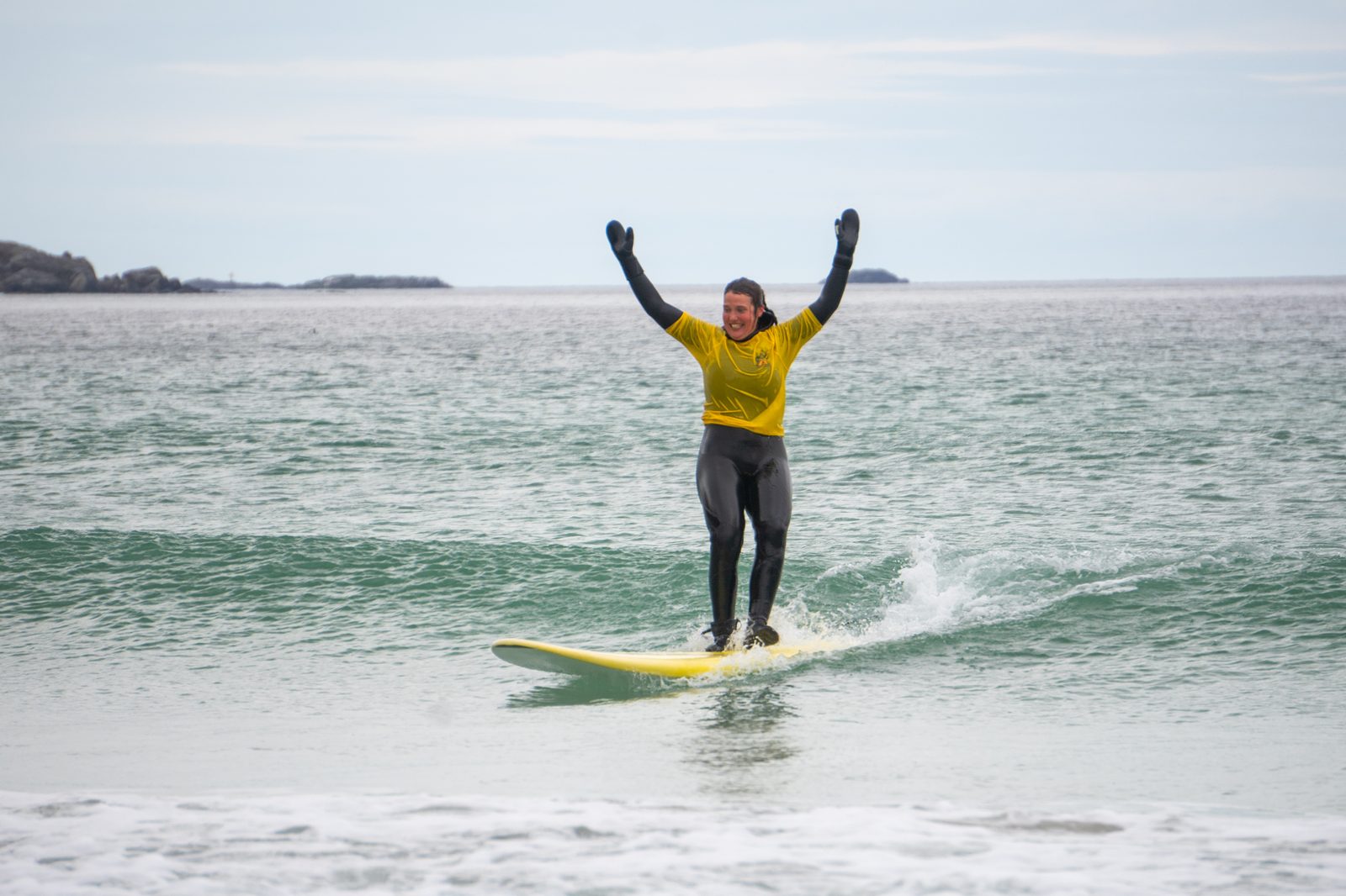 Strand og surfere ved Skagsanden i Lofoten