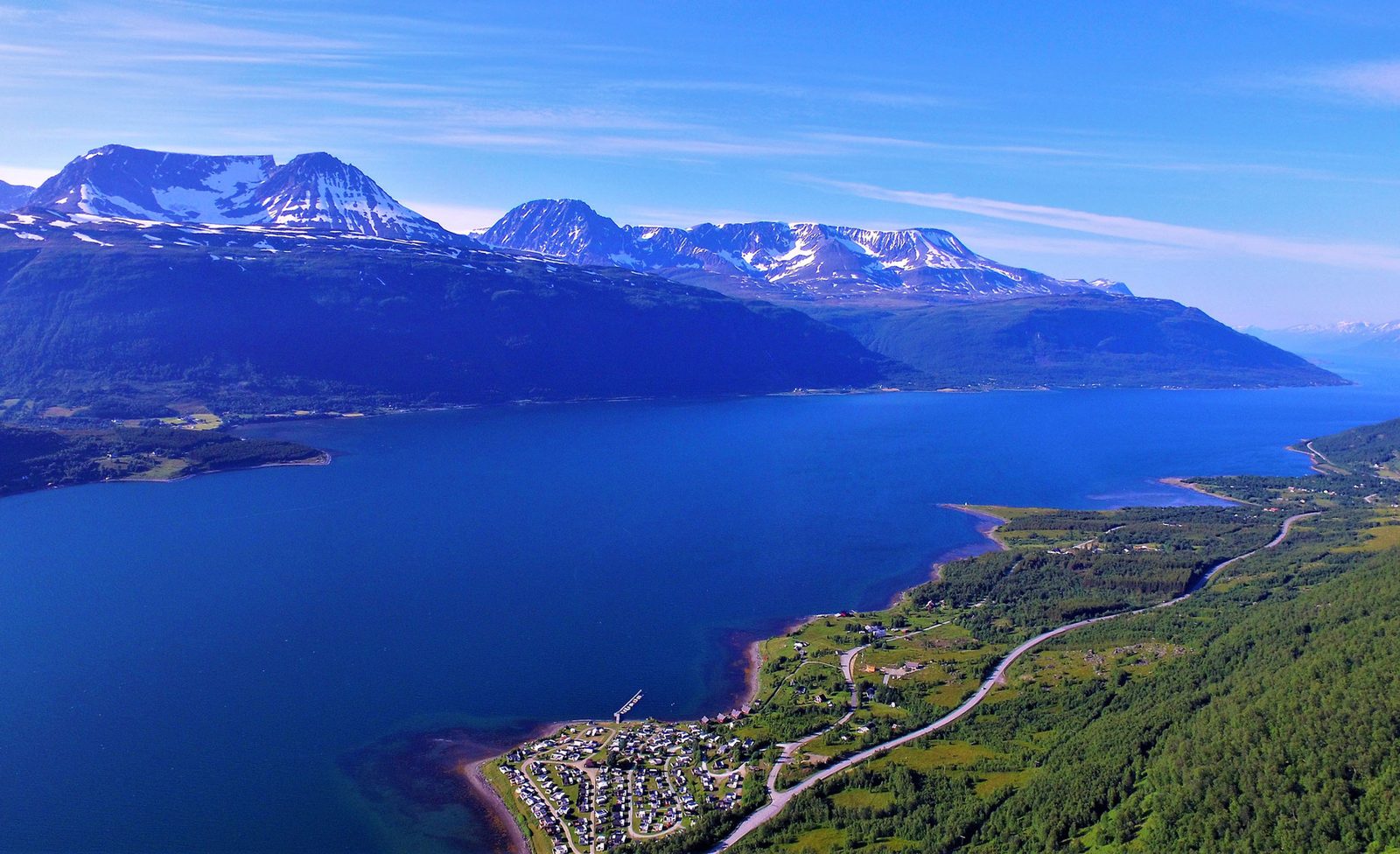 Sjøsauna ved Lyngenfjorden med Lyngsalpene i bakgrunnen