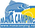 Hytter og bobilplasser ved sjøen på Måna Camping i Måndalen, med båthavn og Romsdalsfjorden i forgrunnen