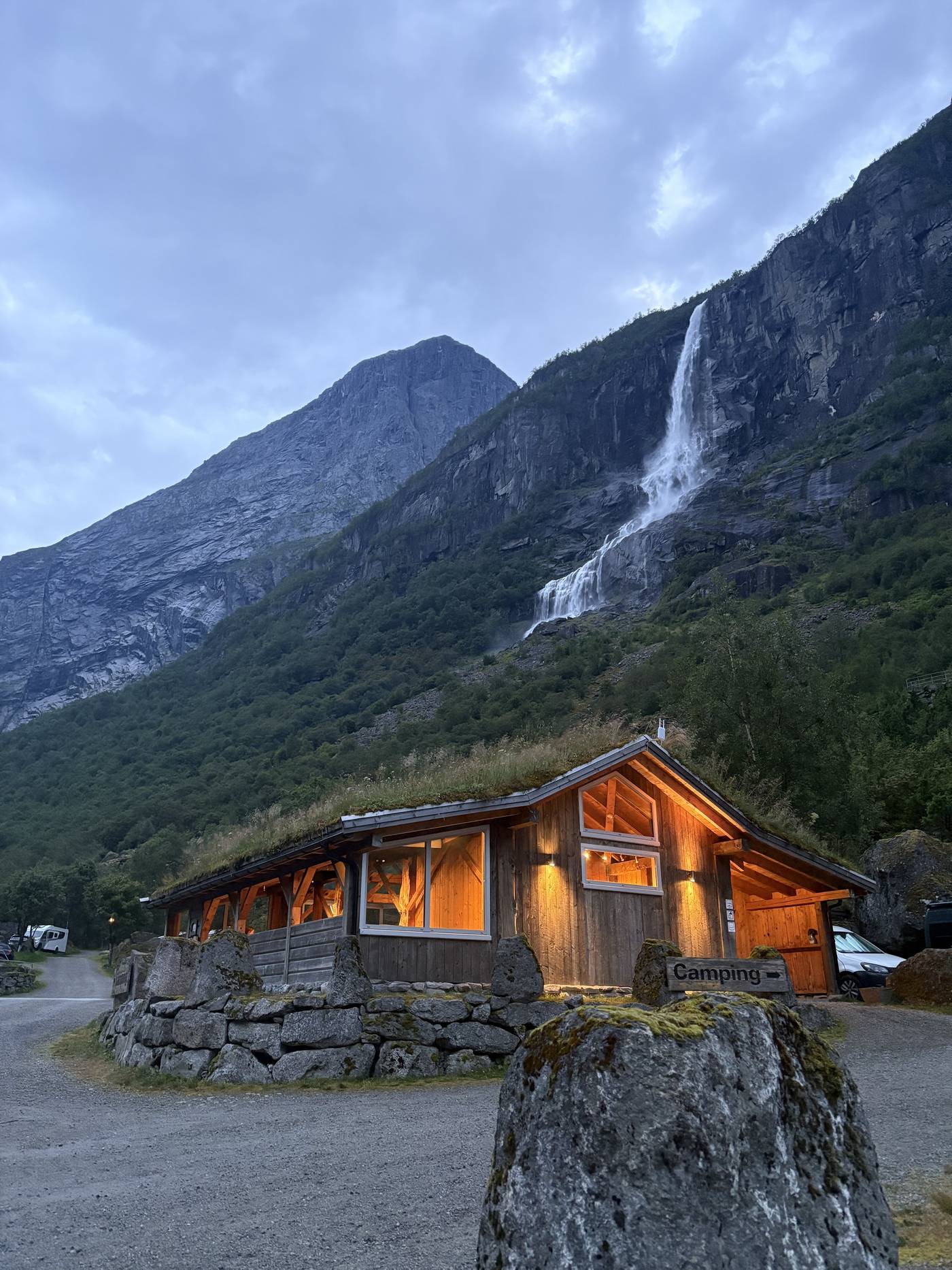 Melkevoll Bretun Camping innerst i Oldedalen med Jostedalsbreen i bakgrunnen
