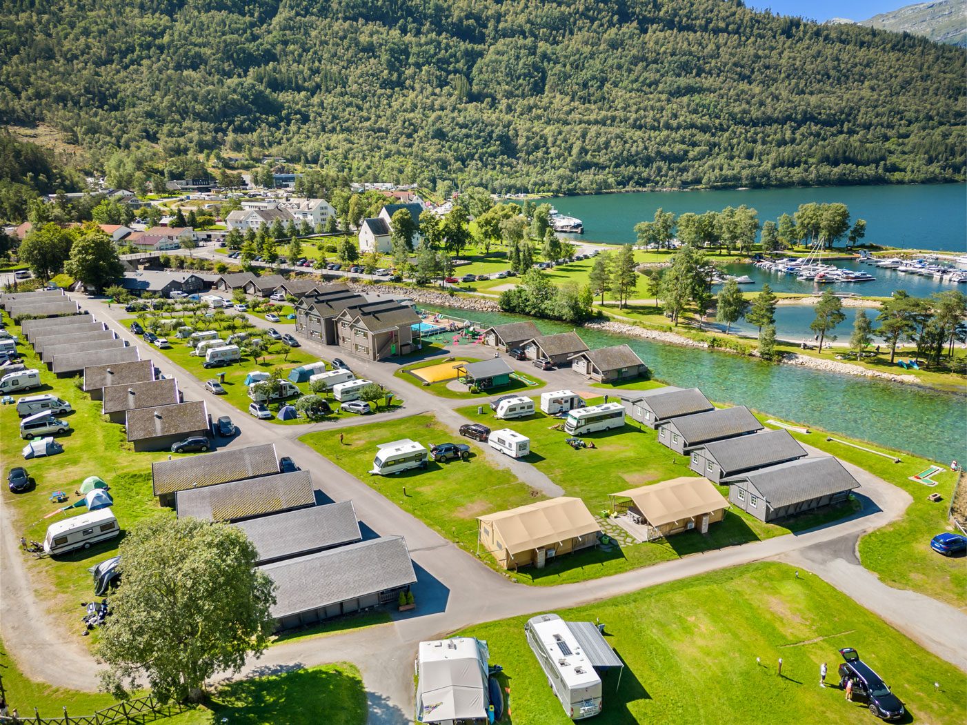 Mikkelparken Ferietun i Kinsarvik med utsikt mot Hardangerfjorden