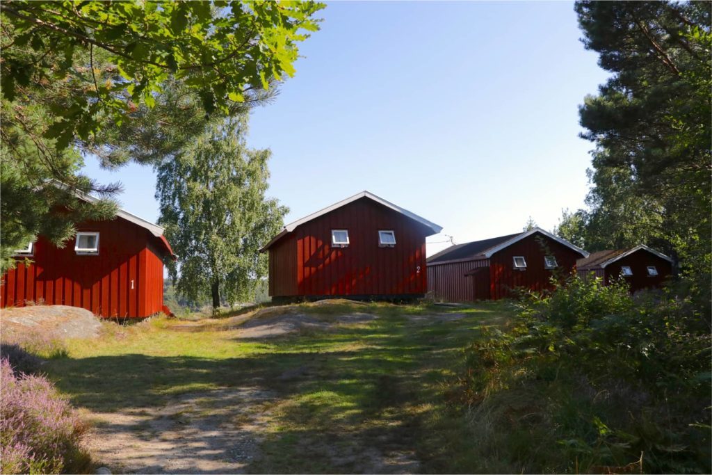 Morvigsanden Camping med langgrunn sandstrand innerst i Morvigfjorden vest for Grimstad