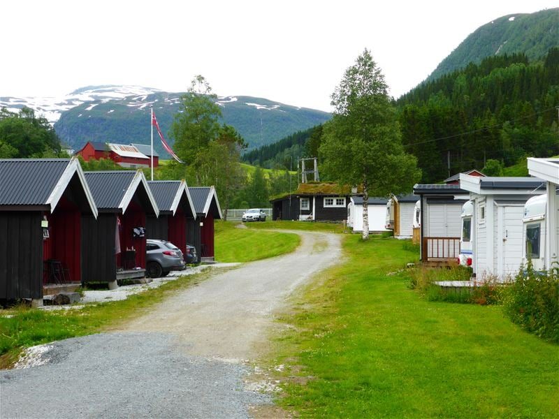 Myrkdalen Camping im Bergtal von Vossestrand in Vestland, umgeben von hohen Gipfeln