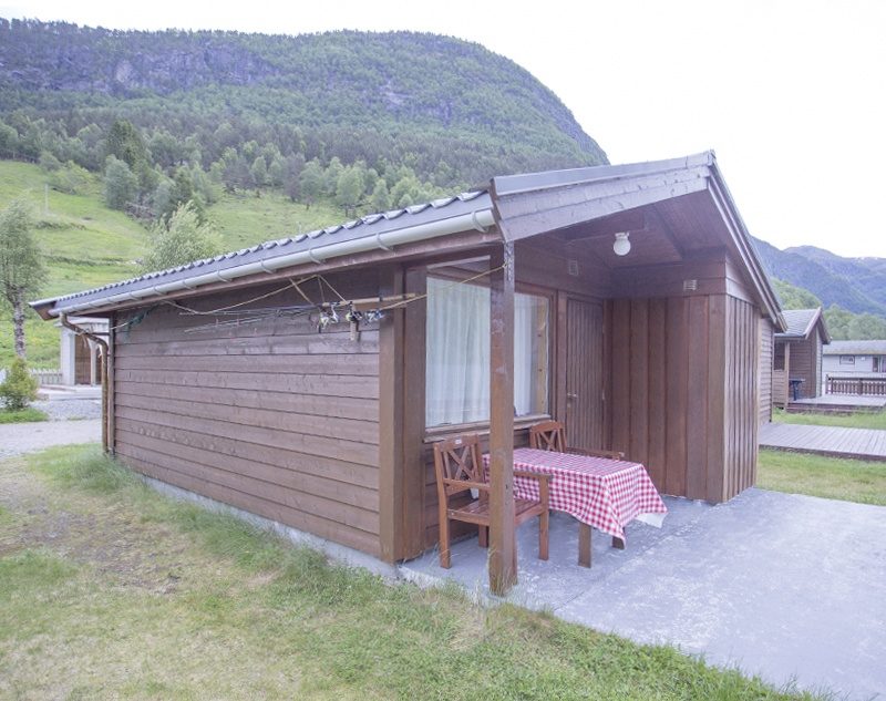 Nesheim Camping am Fuglsetfjord in Bjordal mit Hütten und Kaianlage