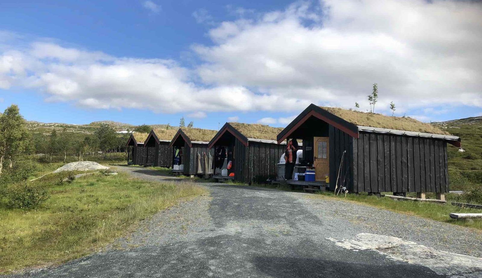 Fiskebuer og campingplasser ved Nesjøen i Tydalsfjellene med utsikt mot Sylan
