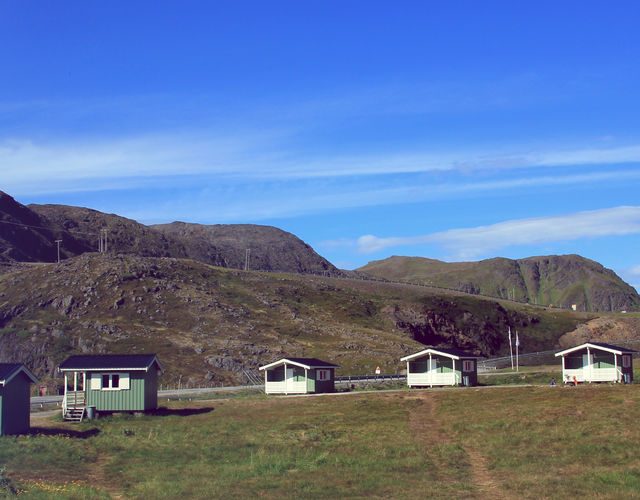 Bobiler oppstilt på Nordkapp Camping med utsikt mot Skipsfjorden og arktisk lyngterreng på Magerøya