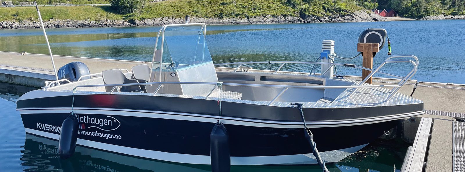 Marina med flytebrygger og utleiebåter ved Nothaugen Camping på Ertvågøya i Aure kommune