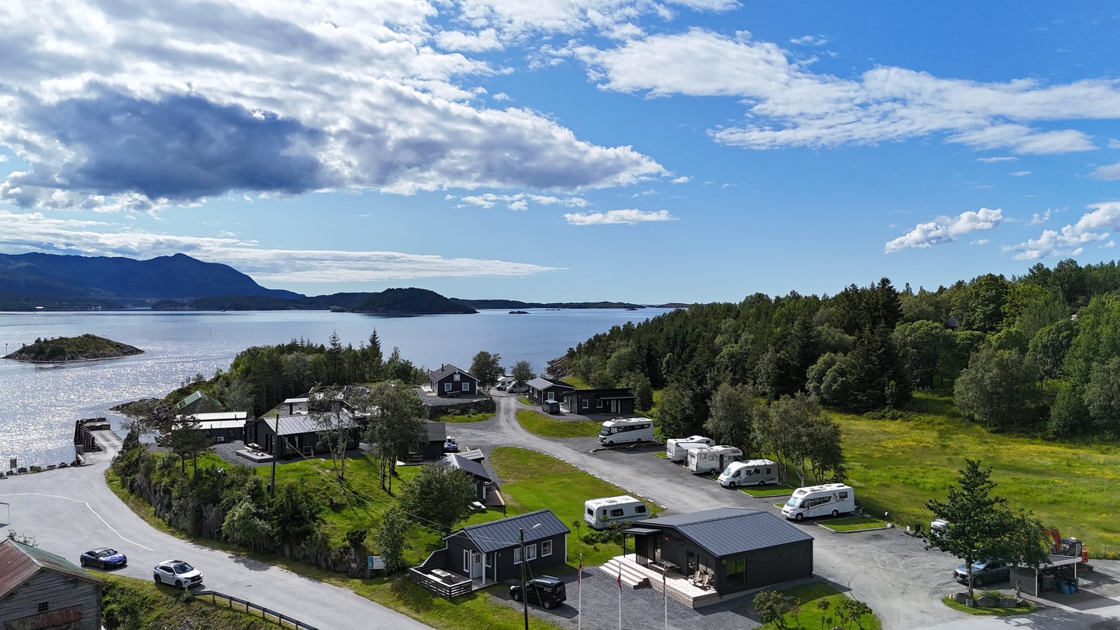 Dronefoto av Nothaugen Fiskecamping og marinaen i Foldfjorden