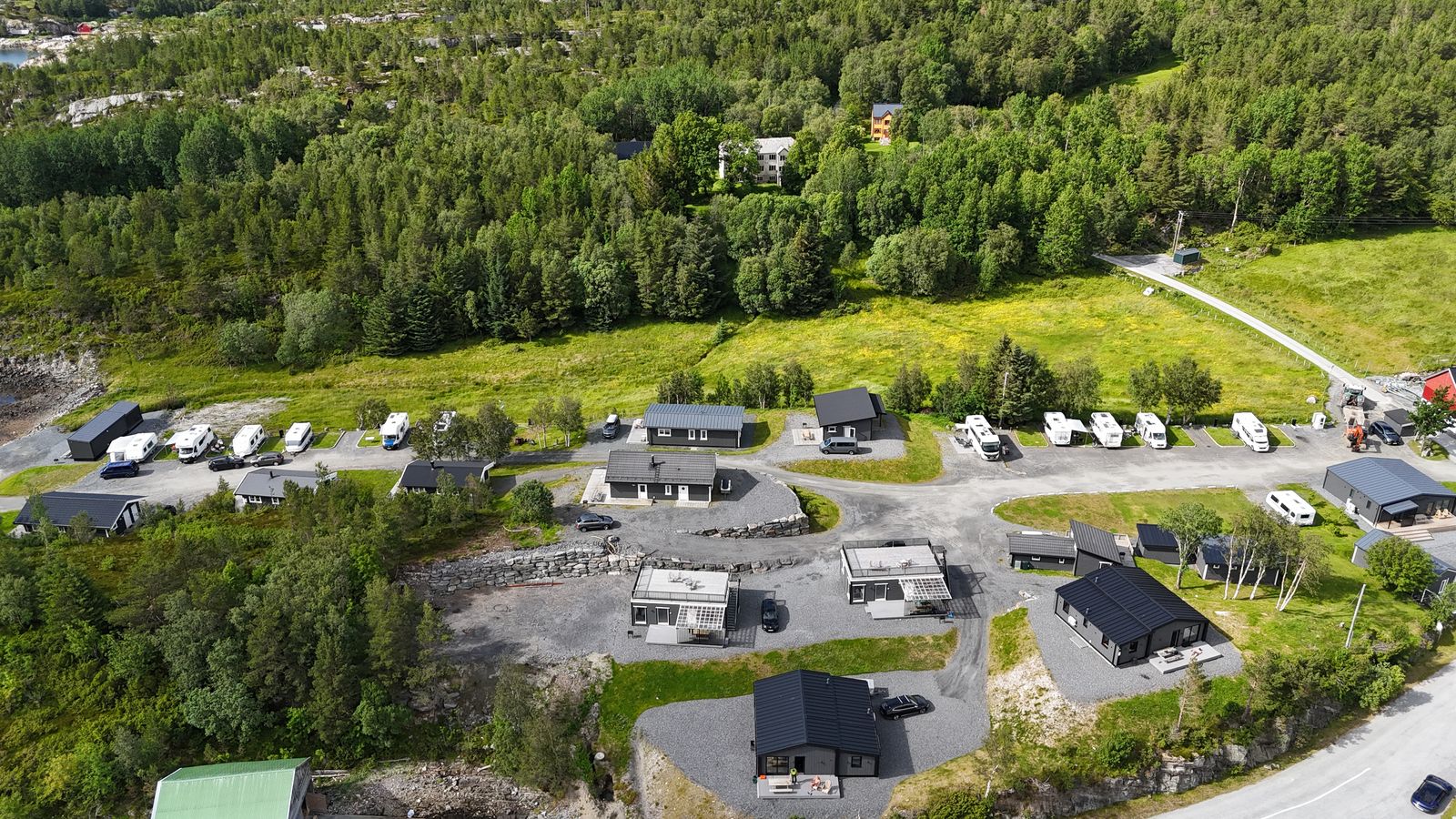 Luftfoto av anlegget og skjærgården rundt Nothaugen Fiskecamping