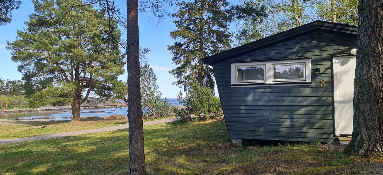 Miethütte mit Kiefern und Fjordblick auf Fjærholmen bei Nøtterøy