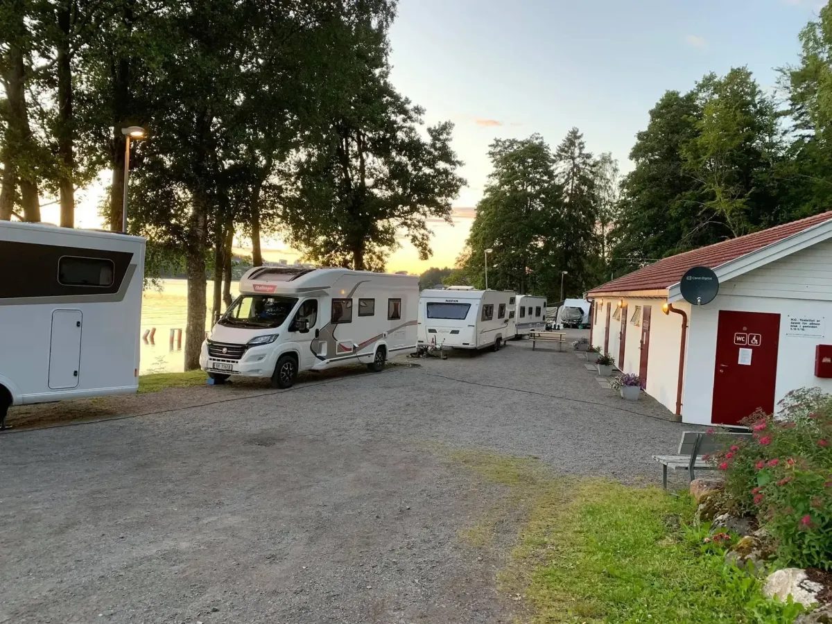 Vestvendt sjøcamping ved Vestfjorden på Nøtterøy med campingvogner langs strandlinjen