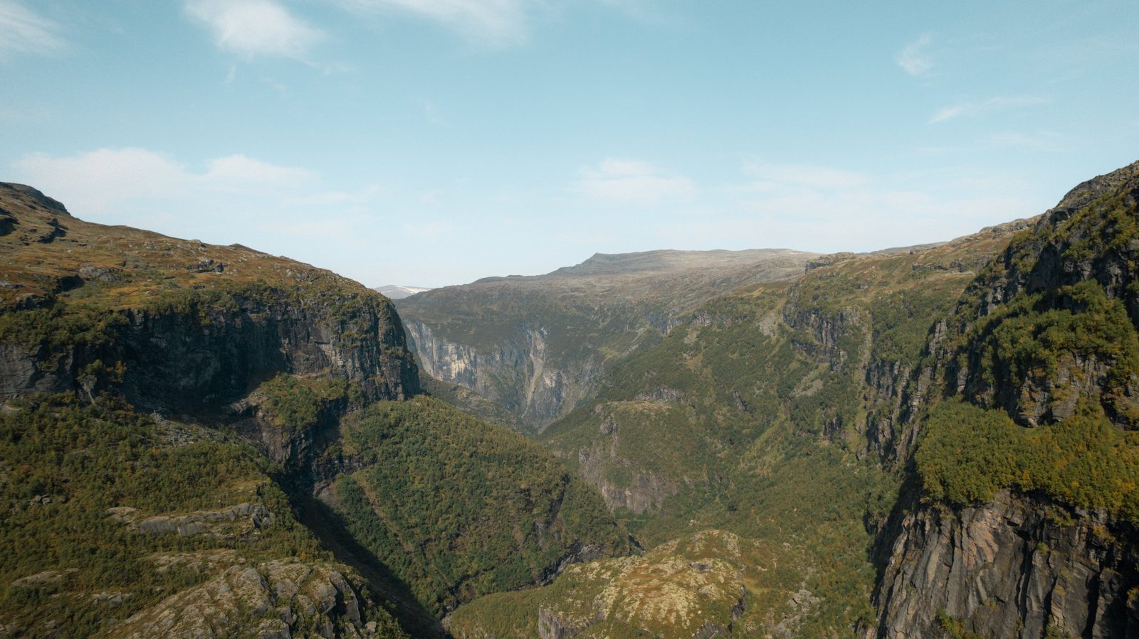 Østerbø Fjellstove ved Aurdalsvatnet i Aurlandsdalen sett fra lufta