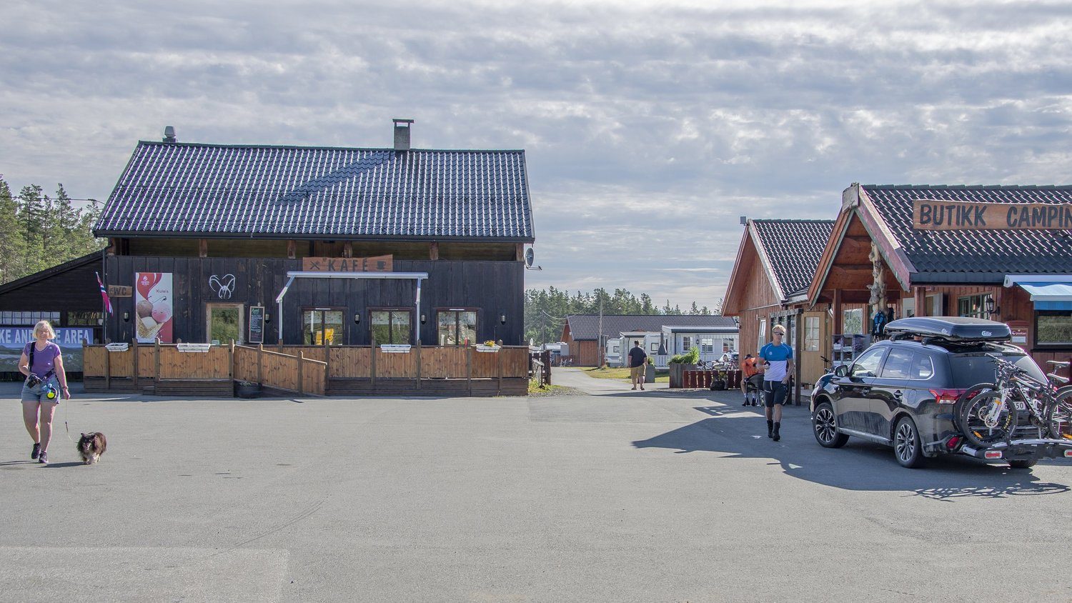 Randsverk Camping i Vågå med innkjørsel og fjellandskap langs Fv51 Valdresflyevegen