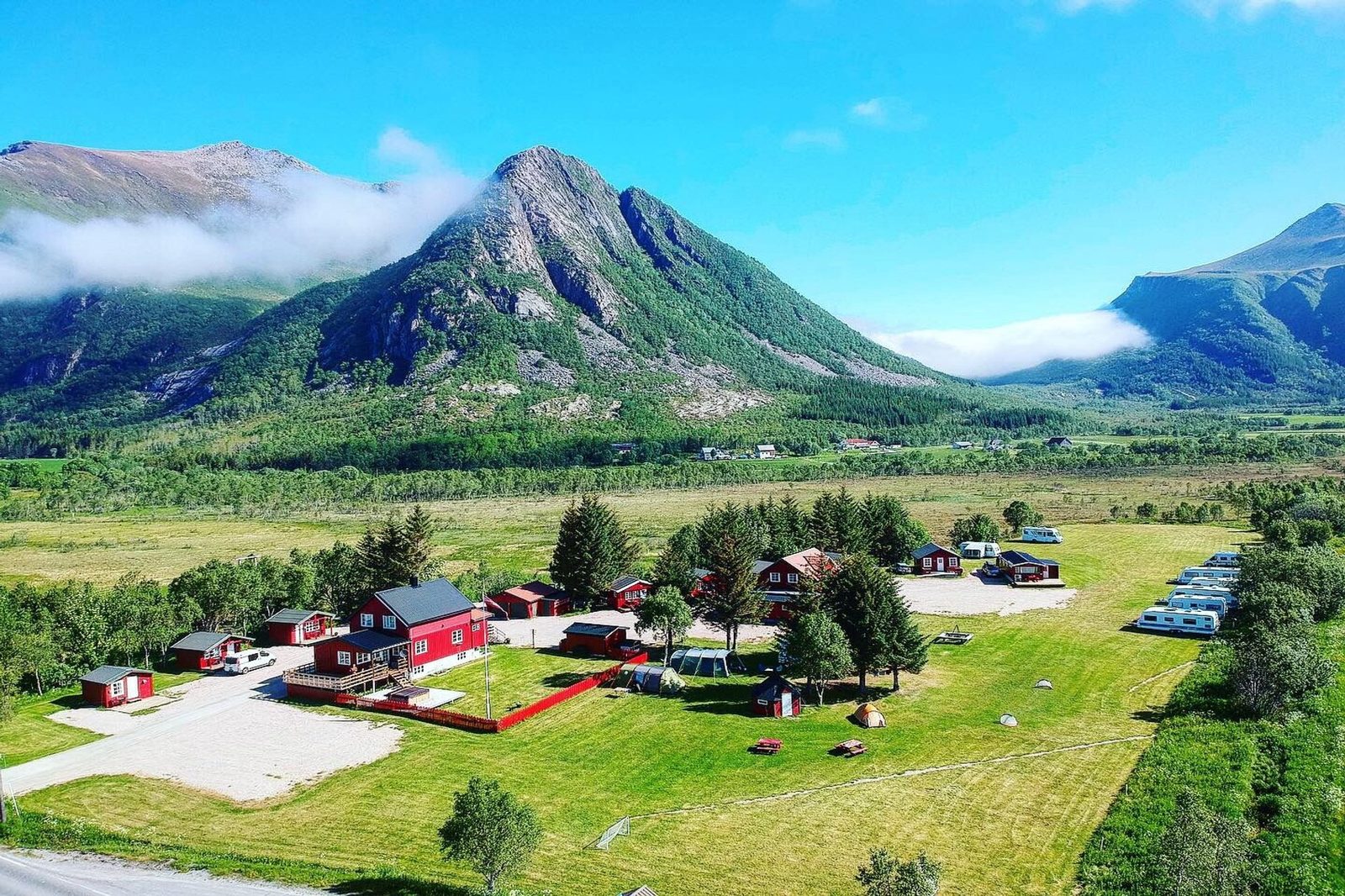 Reipå Camping med hytter og bobilplasser i Meløy, omkranset av fjell ved Kystriksveien i Nordland