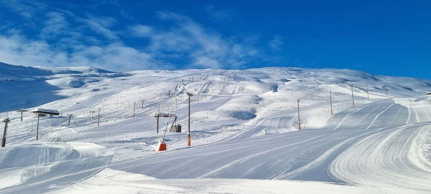 Røldal Turistsenter ved Saltvold med fjell og snødekt landskap i Hardanger