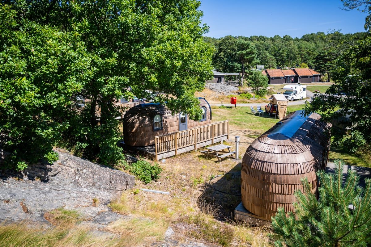Roligheden Camping i Kristiansand med campingplasser og hytter rett ved sandstranden og Skagerrak.