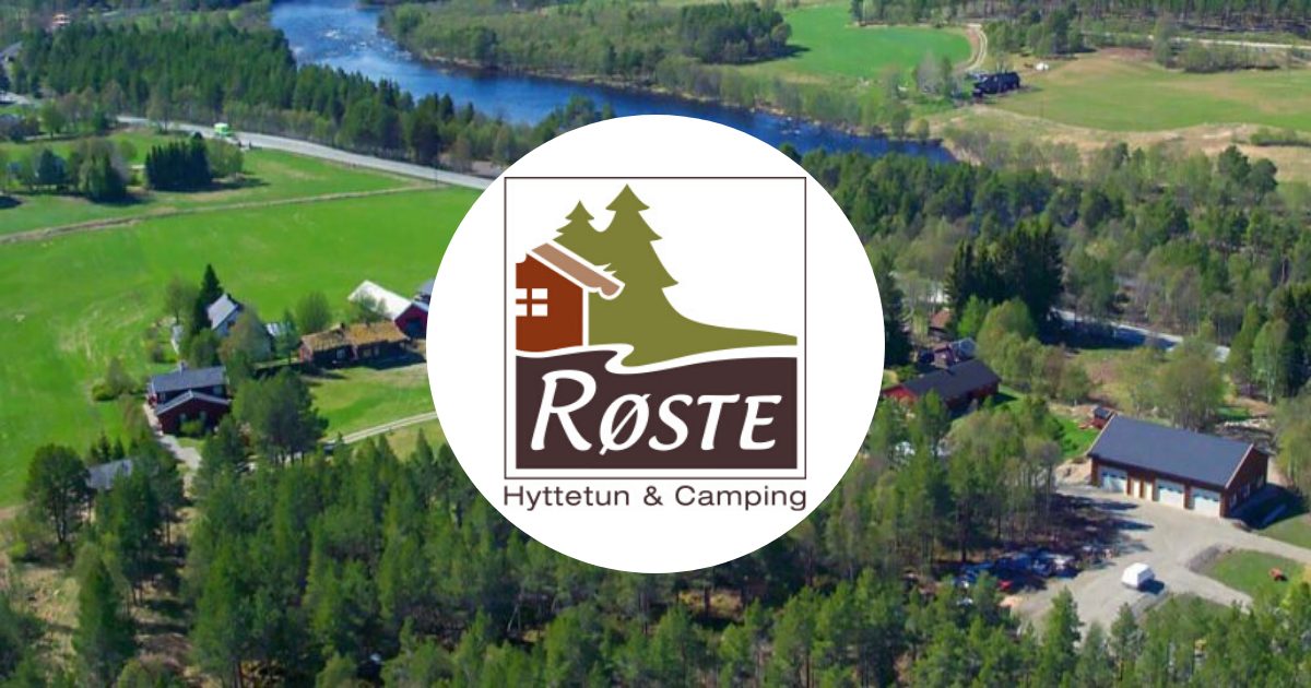 Hyttetun og campingplass ved Rørosveien med grønne plener og bobilplasser