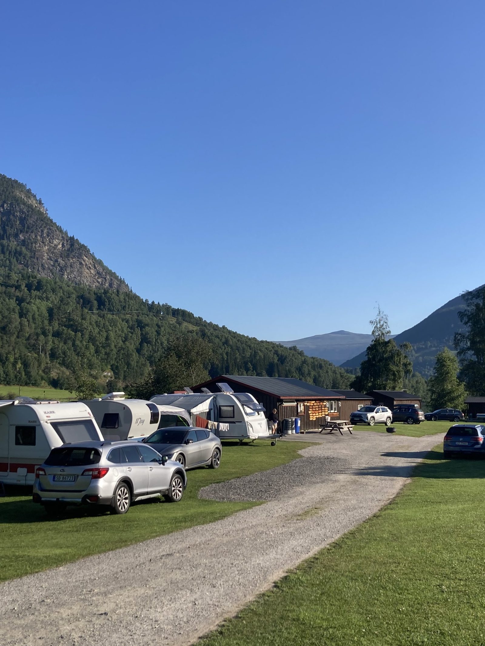 Bobiler og campingvogner oppstilt på Sæta Camping ved Gudbrandsdalslågen i Otta