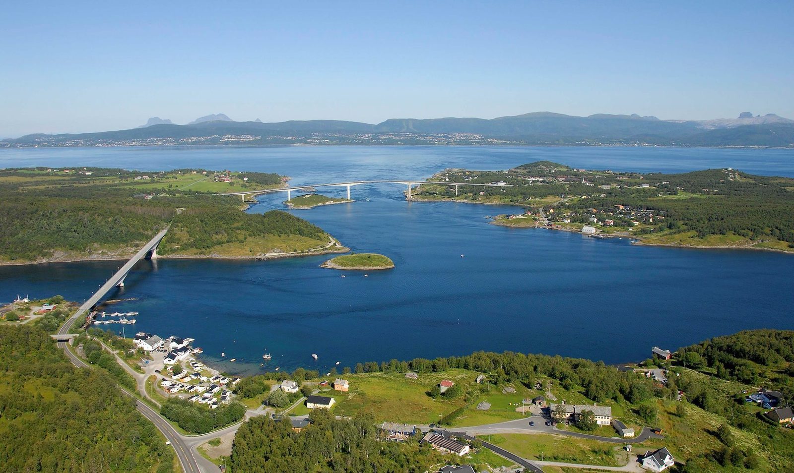Hytter og campingplasser på Pluscamp Saltstraumen Camping like ved Saltstraumbrua i Bodø