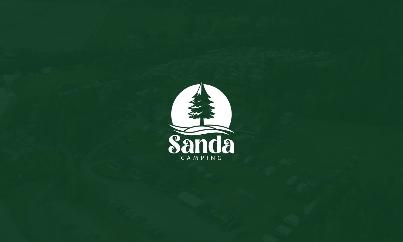 Hytter og bobilplasser langs Bøelva på Sanda Camping i Bø i Telemark, omgitt av skog og fjell