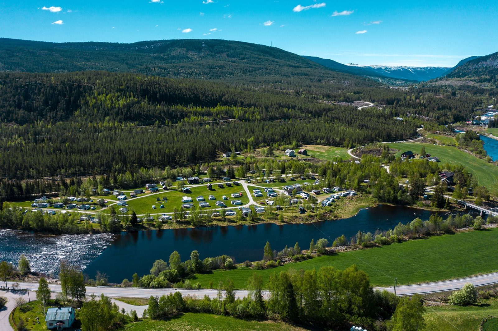 Sataslåtten Camping ved Hallingdalselva i Ål med plankehytter og campingplasser i gresset