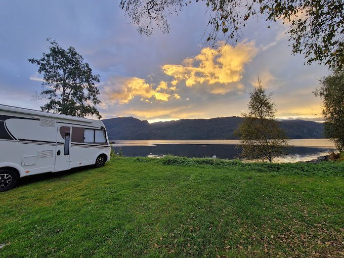 Sauda Fjord Camping ved Saudafjorden med utsikt mot fjell og sjø