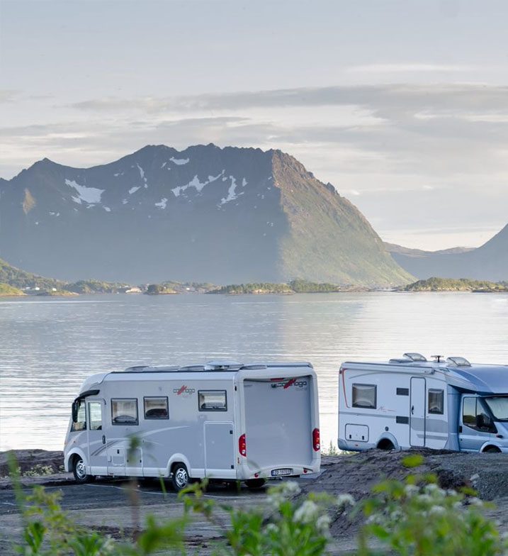 Skaland Camping ved Bergsfjorden på yttersida av Senja, med fjellene og det ombygde bedehuset fra 1906 i bakgrunnen
