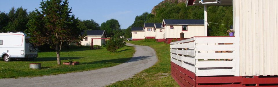 Skjærgårdscamping i Austafjord på Vikna, med utleiebåter ved brygga og fjord i bakgrunnen