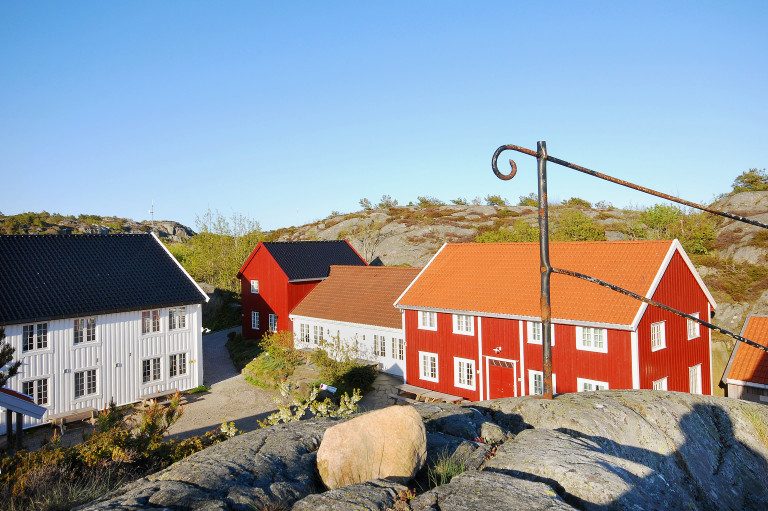 Skottevik Feriesenter i skjærgården utenfor Høvåg med hytter og brygge