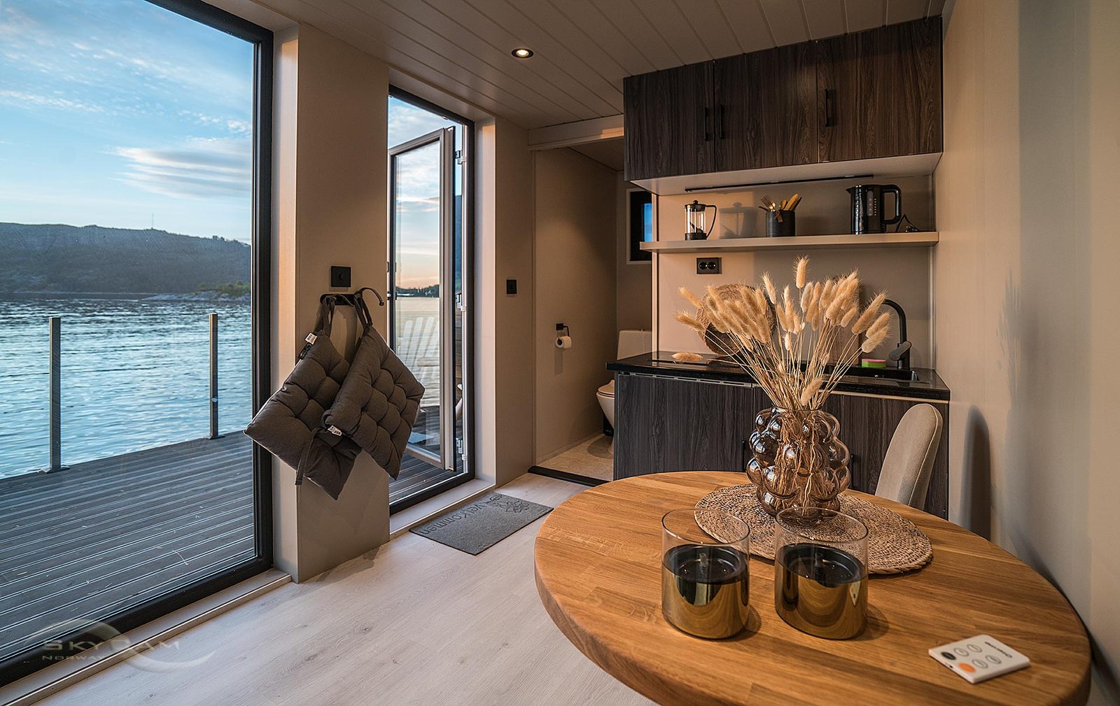 Hytter og Ocean Glamping på Skottneset Feriesenter ved Stadhavet på Flatraket i Stad kommune