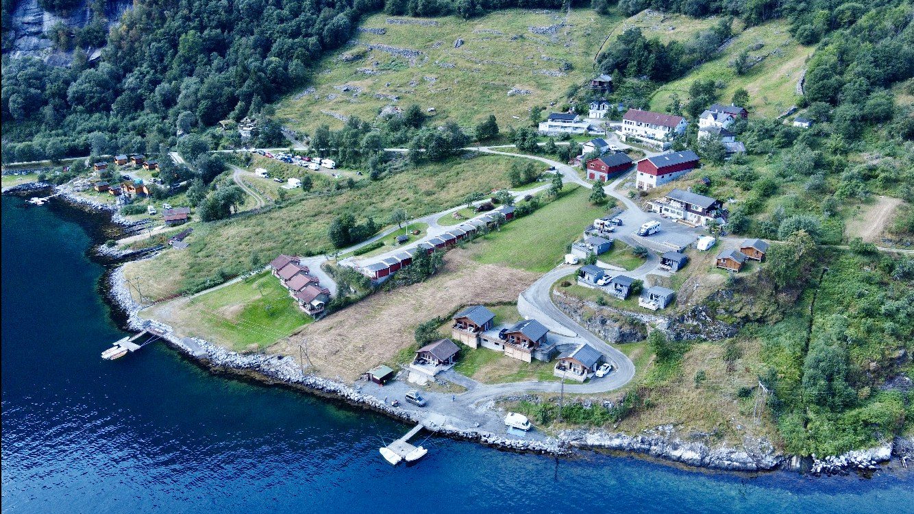 Solhaug Camping ved Geirangerfjorden med hytter og bobilplasser ved fjordkanten