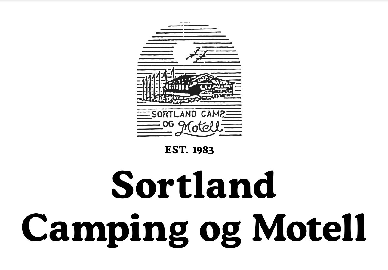Sortland Camping og Motell ved Vestervegen med Sortlandsbrua i bakgrunnen