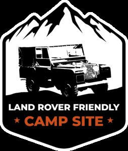 Bobiler oppstilt på Stavanger Camping ved Mosvatnet med Stavanger sentrum i bakgrunnen