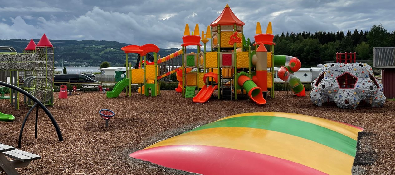 Steinvik Camping ved Mjøsa med flytebrygge, hytter og campingplasser i frodig vannkant