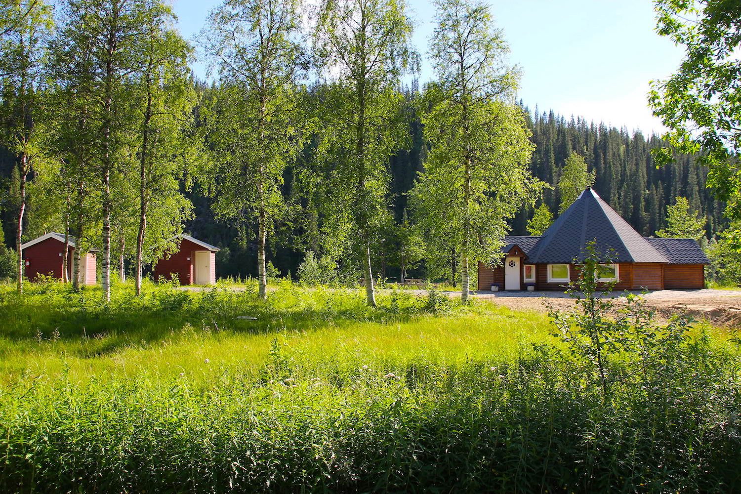 Storli Camping ved Ranelva med luksusgammer og gårdskafé Aernie nord for Mo i Rana