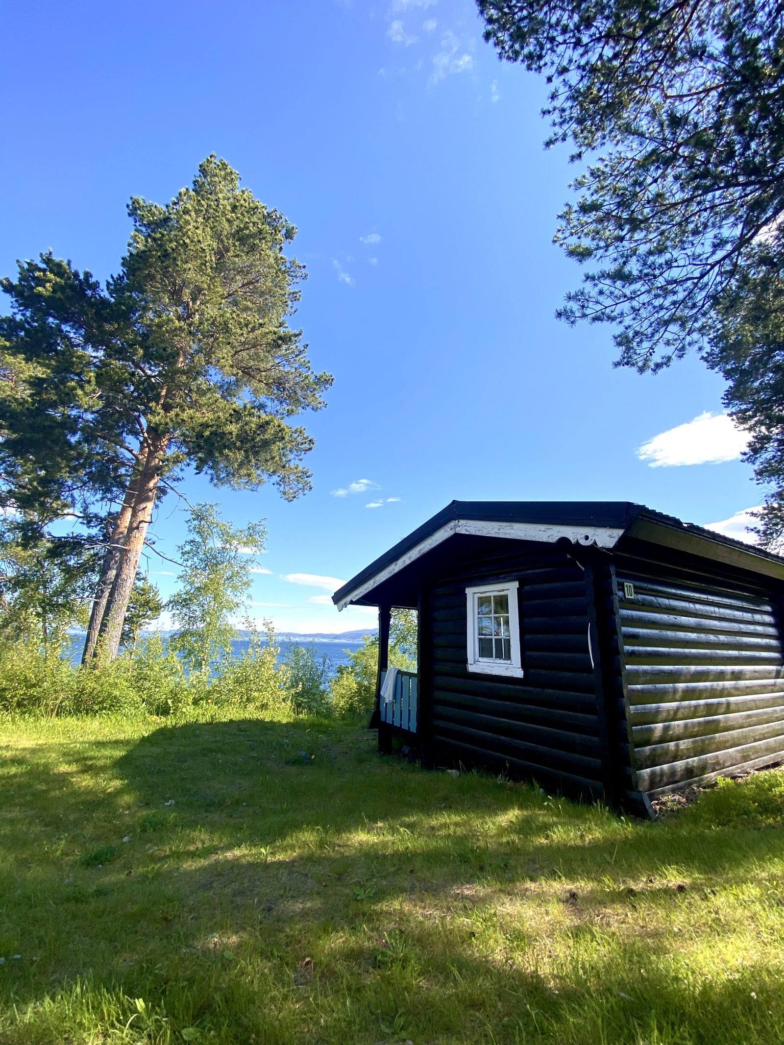 Storsand Gård Camping med historiske gårdsbygninger og campingplass langs Trondheimsfjorden i Malvik