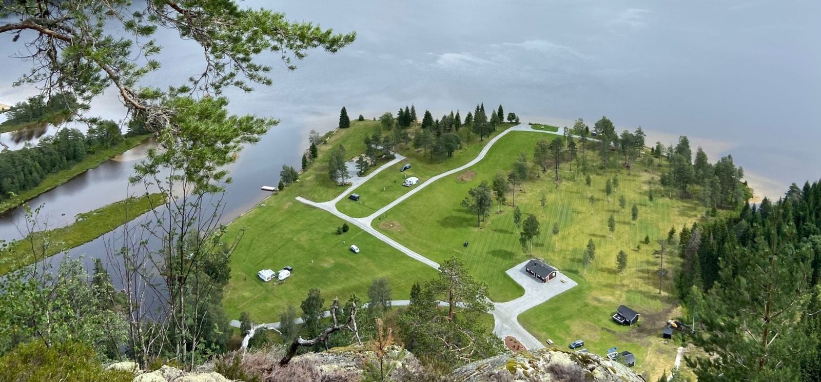 Støylen Camping ved Byglandsfjorden i Setesdal med bobiler langs strandkanten og fjellutsikt