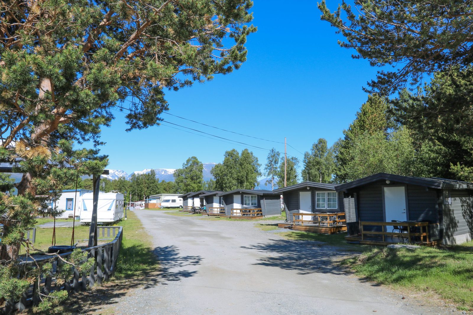 Strandbu Camping ved utløpet av Skibotnelva med utsikt mot Lyngsalpan