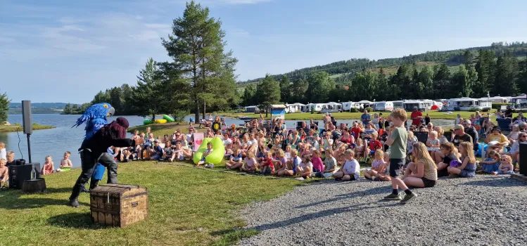 Sveastranda Camping på sandstranden ved Mjøsa med campingvogner og badegjester