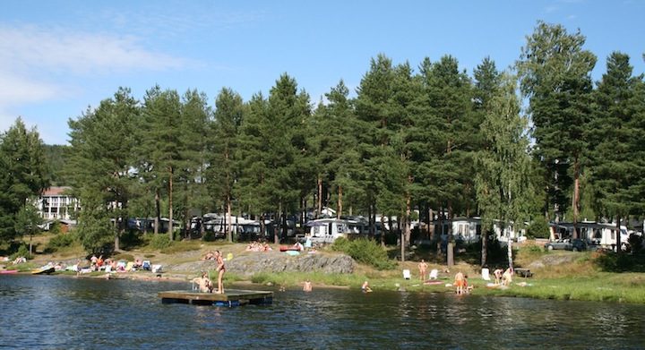 Badestrand og gjestebrygge ved Tangenodden Camping på solsiden av Mjøsa