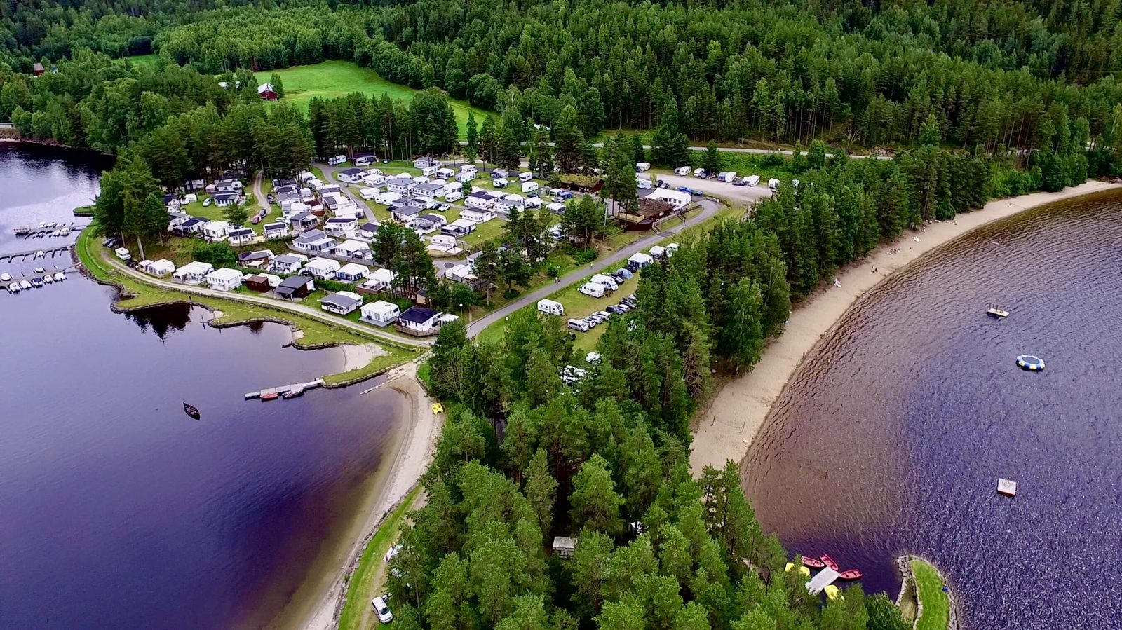 Telnessanden Camping med sandstrand og småbåter ved Seljordsvatnet i Telemark