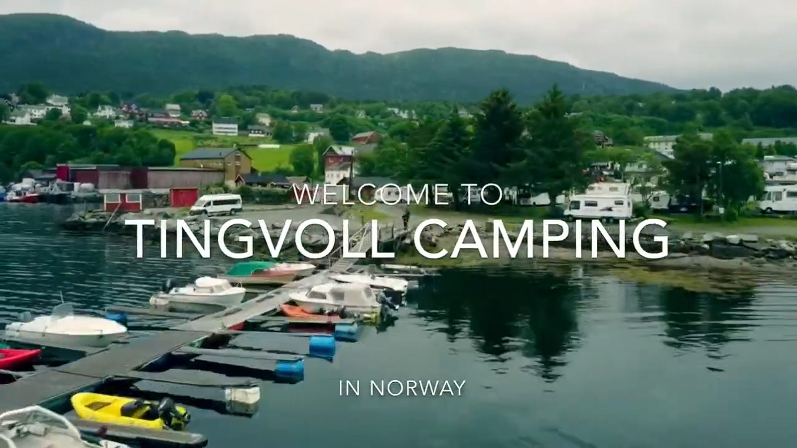 Tingvoll Camping ved den isfrie Tingvollfjorden, med campingplasser i sjøkanten på Nordmøre