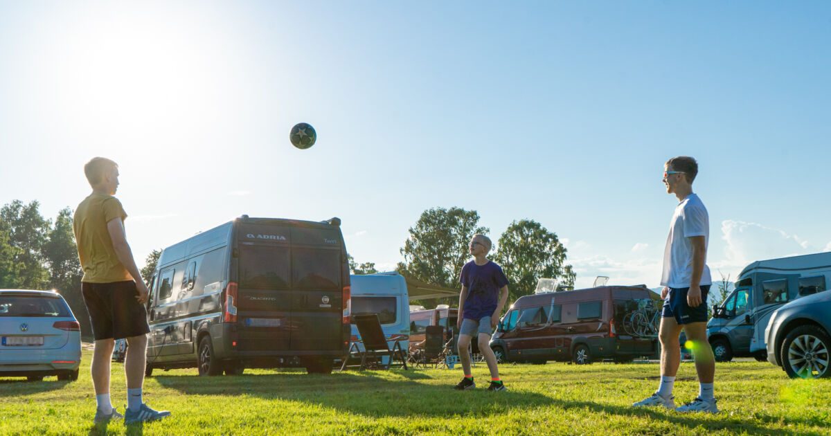 Bobiler og campingvogner på Topcamp Ekeberg med utsikt over Oslo og Oslofjorden