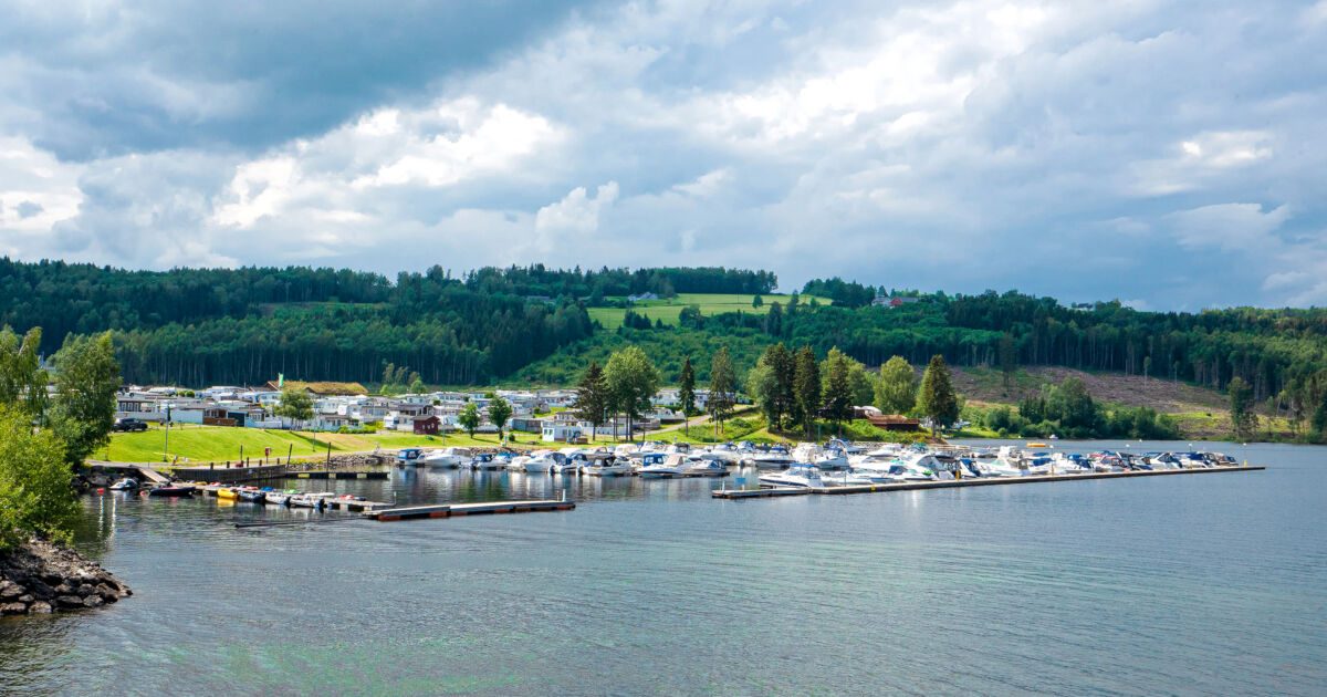 Topcamp Mjøsa med sandstrand og flytende WiBit-vannpark i forgrunnen