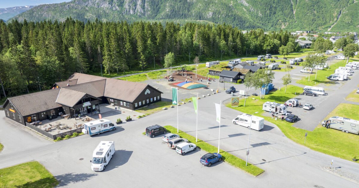 Topcamp Mosjøen med Øyfjellet i bakgrunnen og Vefsnfjorden i forkant