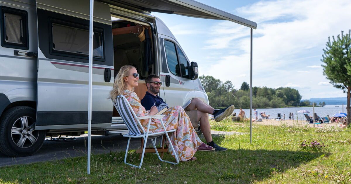 Bobiler og campingvogner i kveldsstemning på Topcamp Onsakervika ved Tyrifjorden