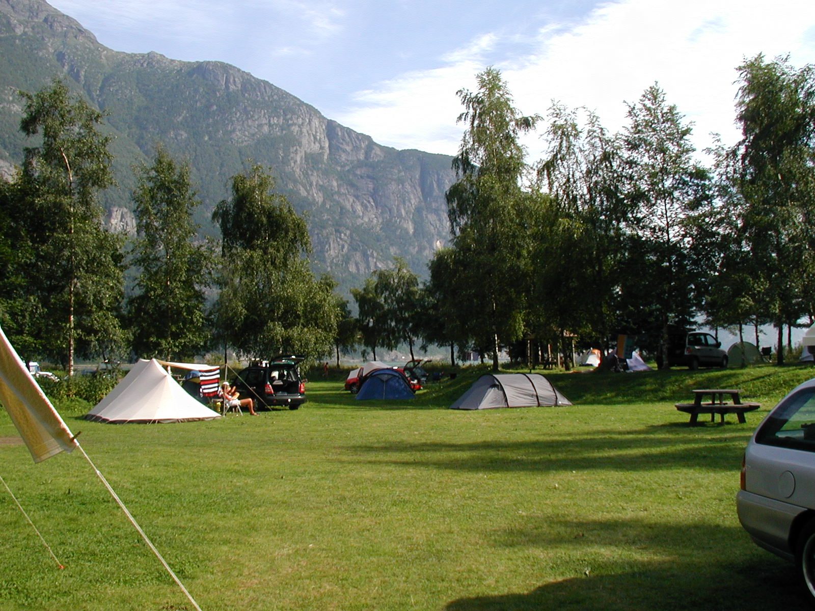 Trolltunga Camping ved Sandvinvatnet i Odda med fjellene i Hardanger i bakgrunnen