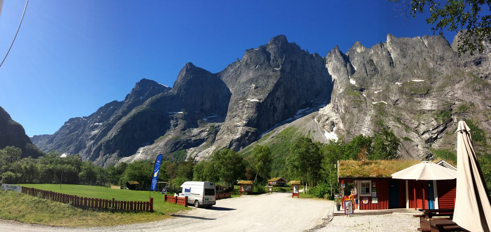 Trollveggen reiser seg loddrett over Trollveggen Camping i Romsdalen